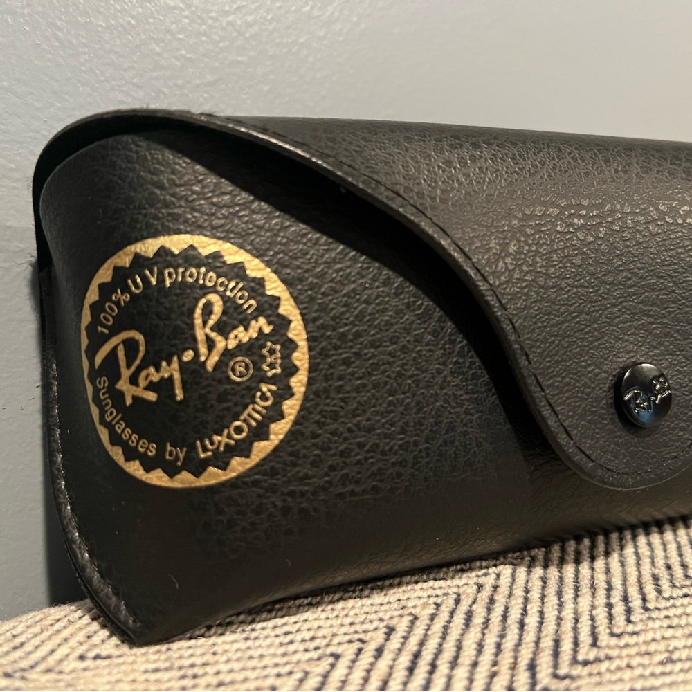 Ray-Ban Black Woman’s Sunglasses & Leather Case